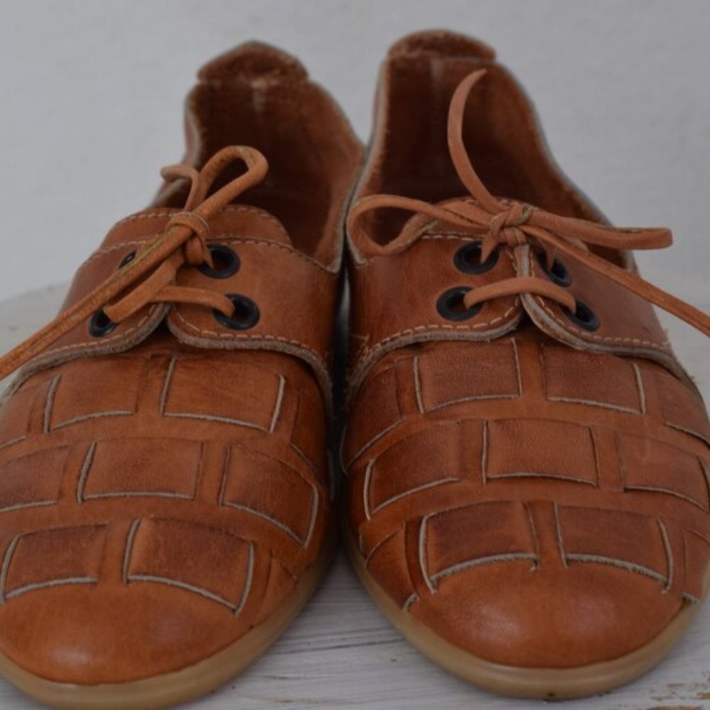 Town‎ and Country Lace Leather Woven Shoes size 5 1/2 B